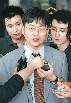 구속된 김도훈 전 검사의 공동 변호인단 대표 오성균 변호사가 22일 청주지검 앞에서 수사 외압을 입증할 자료가 있다고 주장하고 있다. -청주=연합