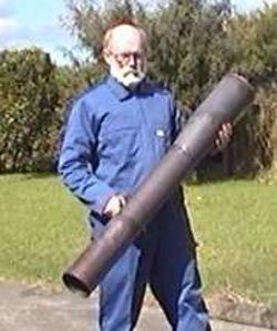 미사일 부품을 들고 있는 브루스 심슨.