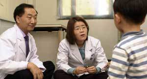 아이가 말을 더듬을 때에는 천천히 말을 하면서 이해를 시켜주는 게 좋다. 서울의 한 병원에서 어린이가 언어치료를 받고 있다. 동아일보 자료사진