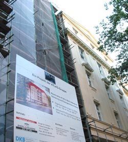 독일 베를린시 중심가에 위치한 고급주택가 바이에른알레에서 리모델링 공사를 받고 있는 공동주택의 전경. 베를린=차지완기자