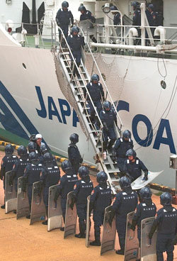 일본 해상보안청 소속 병력이 23일 일본 니가타항에서 만경봉호 입항에 대비한 보안 훈련을 실시하고 있다. -사진제공 아사히신문