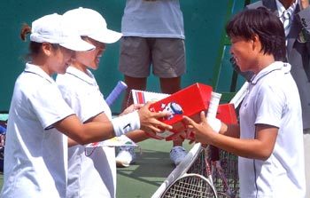 24일 2003 대구 하계 유니버시아드 첫 남북대결인 테니스 여자복식 경기에 앞서 한국의 김연-이안나(왼쪽)가 북한의 황은주-신선애와 기념품을 주고받고 있다. 대구=연합