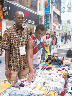 대구 유니버시아드에 참가한 아프리카 세네갈 선수들이 24일 오후 대구 동성로에서 물건을 구입하고 있다. -대구=이권효기자