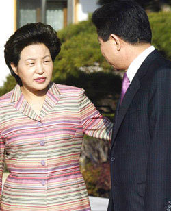 노무현 대통령이 관저에서 권양숙 여사의 배웅을 받으며 출근을 하고 있다. -동아일보 자료사진