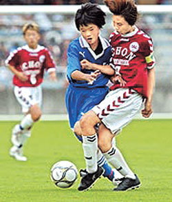 19일 일본 시즈오카시 J리그 축구장에서 열린 제17회 전국소년소녀축구대회 결승전에서 경기 이천초교 김다원 선수(오른쪽)가 일본 선수와 공을 다투고 있다. -사진제공 아사히신문