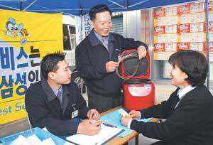 전자업체들은 소비자에게 애프터서비스까지 함께 판다. 가전업체 애프터서비스 요원들이 주부가 가져온 전기밥솥을 점검하고 있다.사진제공 삼성전자