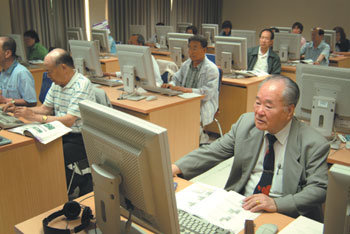 정보격차를 줄이기 위해서는 연령별이나 성별 인터넷 이용률뿐만 아니라 활용방식에 대한 조사도 필요하다. 노인정보화 교육의 한 장면. -사진제공=한국정보문화진흥원