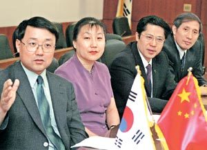 ‘중국 경제의성장과 한국 경제의 선택’을 주제로 한국과 중국 전문가들이 최근 서울 강남구 역삼동 KTB네트워크 사무실에서 대담하고 있다. 왼쪽부터 대외경제정책연구원 조현준 박사, 예리닝 베이징대 과기원구 건설공사 총재, 장구이린 베이징시 중관춘 과기원구 관리위원회 부주임, 장궈유 베이징대 대학원 부총장. 권주훈기자