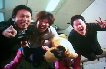24일 이문세씨(왼쪽) 등 한국 연예인 4명이 러시아항공우주국의 특수 비행선 안에서 무중력 체험을 하고 있다. -사진제공 SBS