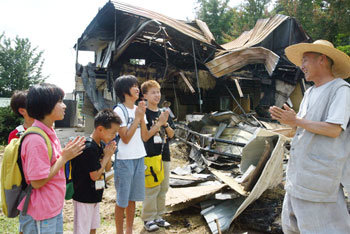 화재로 원생들의 숙소가 불에 타버린 불교계 보육시설인 경기 의정부시 호원동 선재동자원에서 지산 스님(오른쪽)이 복구 작업을 잠시 멈추고 원생들의 하교인사를 받고 있다. -변영욱기자