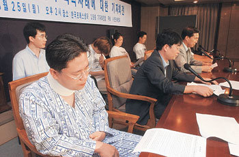 자유시민연대 등 30여개 단체로 구성된 ‘북핵저지시민연대’(대표 박찬성) 회원들이 25일 오후 서울 중구 태평로 한국프레스센터에서 기자회견을 갖고 대구 유니버시아드미디어센터 앞에서 발생한 북한 기자단과 이 단체 회원간의 폭력사태에 대해 북측의 사과와 북측 관계자의 사법처리를 촉구하고 있다. -김동주기자