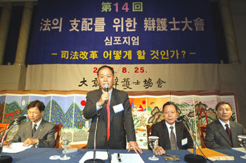 25일 오전 서울 강남구 삼성동 인터컨티넨탈호텔에서 열린 대한변호사협회 주최의 제14회 변호사대회 심포지엄에서 김평우 변호사가 기조 발제를 하고 있다. -이훈구기자