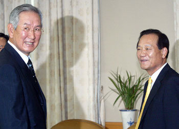 한나라당 최병렬 대표(오른쪽)가 25일 홍인길 전 대통령총무수석비서관의 방문을 받고 환담하고 있다. -서영수기자