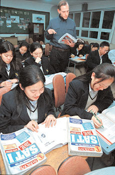 최근 외국 명문 대학 진학에 대한 관심이 높아지면서 외국어고 등 특수목적고등학교에 지원하는 학생이 늘어나고 있다. 대원외고 학생들이 외국인 교사로부터 미국 대학입시에 대한 설명을 듣고 있는 모습. -동아일보 자료사진