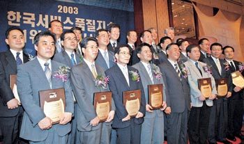 26일 서울 남산 힐튼호텔에서 열린 한국표준협회 서비스품질지수 최우수기업 시상식에서 각 부문 1위 수상자들이 기념촬영 하고 있다. 김미옥기자