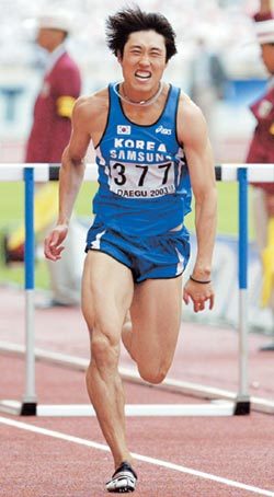 혼신의 질주18년만에 유니버시아드대회에서 한국에 육상 트랙부문 메달을 안긴 남자 110m 남자허들의 박태경이 결승선을 앞에 두고 혼신의 힘을 다해 질주를 하고 있다. 대구=뉴시스