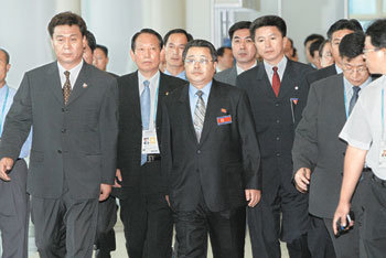 대구 유니버시아드 북한 선수단 전극만 총단장(가운데)이 26일 오후 기자회견을 위해 대구 프레스센터회견장을 들어서고 있다. 전 총단장은 회견에서 또다시 남한의 일부 우익단체를 비난했다. -안철민기자