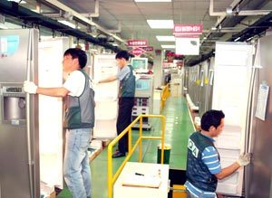 LG전자 창원 제1공장에서 근로자들이 생산된 냉장고를 꼼꼼히 검사하고 있다. 사진제공 LG전자