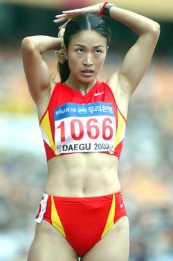 대구 유니버시아드 최고의 미녀로 꼽히는 중국 육상선수 쉬지아가 경기에 앞서 머리를 매만지고 있다. 대구=특별취재반