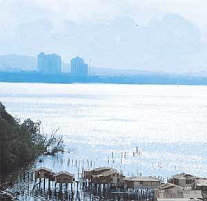 수마트라를 여행하다보면 물위에 떠있는 수상가옥을 쉽게 만날수 있다.사진제공 캠프스튜디오