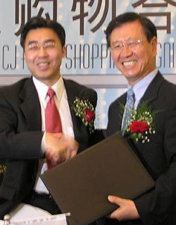 28일 중국 상하이 컨벤션센터에서 CJ홈쇼핑 조영철 사장(오른쪽)과 중국 상하이미디어그룹(SMG) 리루이강 총재가 합작법인을 세우기 위한 조인식을 갖고 악수를 하고 있다. 사진제공 CJ홈쇼핑