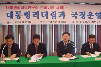 왼쪽부터 문학진, 최진, 임성진(사회자), 조순영씨