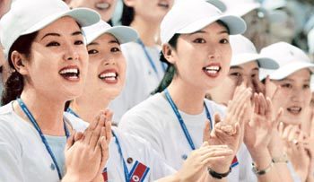 사흘만에 다시 모습을 드러낸 북한 응원단이 28일 대구 문화대 수련관에서 열린 유도경기에서 박수를 치며 환한 표정으로 북한 선수들을 응원하고 있다. 대구=특별취재반