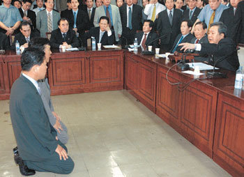 28일 오전 당의 진로를 논의하던 민주당 당무회의 중 비주류측 국장급 당직자 2명이 정대철 대표 앞에서 무릎을 꿇고 “(전당대회 소집안건에 대한) 표결처리는 말아 달라”고 호소하고 있다. -김경제기자