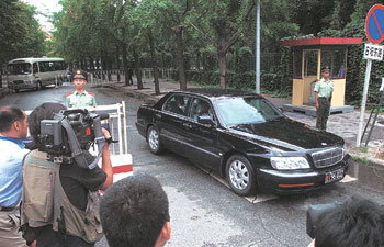 28일 오전 베이징 6자회담 전체회의에 앞서 주중 미국대사관에서 열린 한국 미국 일본의 3자 협의가 끝난 뒤 이수혁 외교통상부 차관보 등 한국 대표단이 탑승한 차량이 미 대사관을 빠져나오고 있다. -베이징=연합