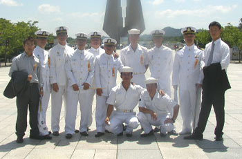 지난해 6·29 서해교전 당시 살아남은 장병들. 이들은 당시 숨진 전우들의 넋을 기리기 위해 10월 12일 임진각에서 열리는 ‘국방일보 전우마라톤 대회’에 출전할 예정이다. -사진제공 국방부
