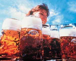 독일 뮌헨에서 지난해 열린 옥토버페스트에서 한 여성이 맥주를 나르고 있다. -사진제공 힐튼호텔