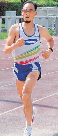 2003파리세계육상선수권대회 남자 마라톤에서 사상 첫 월계관에 도전하는 이봉주(삼성전자)가 28일 연습트랙을 돌며 컨디션을 조절하고 있다. 파리=연합