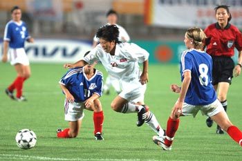 ‘여자축구의 마라도나’로 불리는 북한의 이은심(가운데)이 24일 프랑스와의 경기에서 프랑스 밀집수비를 유연한 드리블로 헤치고 있다. 대구=연합