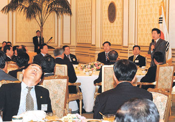 29일 청와대 영빈관에서 열린 전국 시군구의회 의장 초청 오찬간담회 중 노무현 대통령이 인사말을 하는 동안 서울의 모 구의회 의장(왼쪽)이 고개를 젖힌 채 졸고 있다. -박경모기자