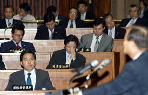 29일 한나라당 의원총회에서 최병렬 대표가 원희룡 의원 등 당내 소장파가 주도한 ‘60대 퇴진론’을 비판하자 원 의원(가운데)이 괴로운 표정을 짓고 있다. 서영수기자 kuki@donga.com