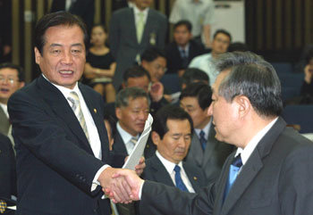 민주당 정대철 대표(오른쪽)와 비주류인 박상천 최고위원이 29일 전당대회 개최 여부를 논의하기 위한 의원총회에 앞서 악수를 하고 있다. -김경제기자