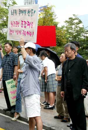 30일 낮 12시 10분경 서울 중구 태평로 조선일보사 앞에서 영화배우 명계남씨(오른쪽)등 '국민의 힘' 회원 50여명이 조선일보에 항의하는 시위를 벌이고 있다. 사진제공 : 조선일보