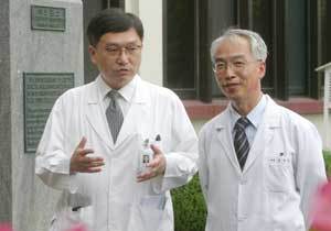 김남규 교수(왼쪽)와 김원호 교수가 대장암 환자의 치료법에 대해 의논하고 있다.변영욱기자 cut@donga.com