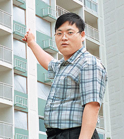 지역 환경 문제를 해결하기 위해 같은 아파트에 입주할 주민들에게 환경부담금 모금을 제안한 우동희씨가 31일 자신이 살게 될 아파트를 살펴보고 있다. -사진제공 우동희씨