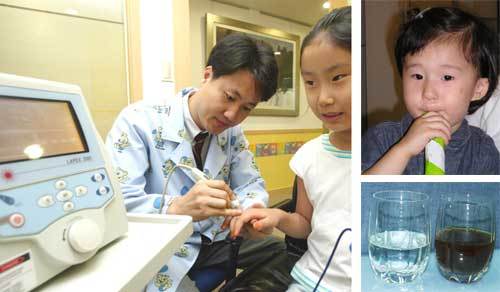 (시계방향으로)▼서울 강남지역의 한 한의원에서 아이가 레이저침을 맞으면서 모니터를 지켜보고 있다. 병영욱 기자 cut@donga.com▼짜먹는 한약 ▼증류한약(왼쪽)과 일반한약