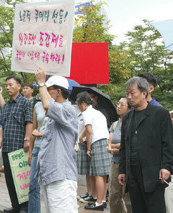 30일 낮 12시10분경 서울 중구 태평로 조선일보사 앞에서 영화배우 명계남씨(오른쪽) 등 ‘국민의 힘’ 회원 50여 명이 조선일보에 항의하는 시위를 벌이고 있다. -사진제공 조선일보