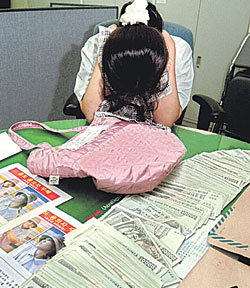 청주 새마을금고 강도 피의자 김모씨가 압수된 증거물을 앞에 두고 고개를 숙인 채 앉아 있다. -연합