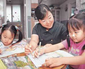 학습지를 고르고 올바르게 활용하기 위해서는 부모가 아이와 함께 학습지를 신중하게 골라야 한다. 부모가 아이와 함께 공부하면서 규칙적인 공부습관을 키워주는 것도 중요하다 동아일보 자료사진