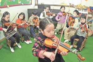 음악교육은 아이의 나이에 맞는 악기를 골라 감성을 풍부하게 해주는 것이 중요하다. 바이올린을 배우는 어린이들.동아일보 자료사진