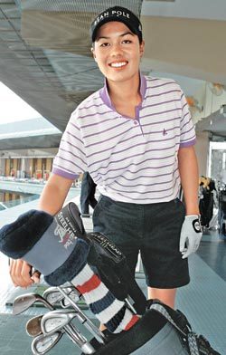 “송 프로라고 불러주세요.” 송아리가 공식 프로 데뷔전인 한국여자오픈 출전을 앞두고 1일 서울 강남의 한 골프 연습장에서 몸을 풀고 있다. 권주훈기자