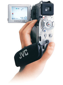 끈을 조정해 왼손과 오른손으로 모두 쓸 수 있게 나온 JVC의 DVP시리즈 캠코더. -동아일보 자료사진