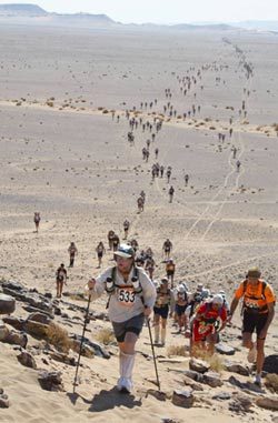 인간 한계를 넘어서지난 4월 모로코에서 열린 ‘사막 마라톤’대회에서 수백명의 참가자들이 언덕을 오르고 있다. 올해로 18회를 맞은 이 대회는 300km를 달리는 울트라마라톤대회다. 동아일보 자료사진