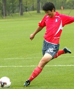 한국여자축구대표팀의 막내 박은선이 슈팅 연습을 하고 있다. 그는 21일 개막하는 2003미국여자월드컵축구대회에서 돌풍을 일으킬 준비를 끝냈다. 파주=박주일