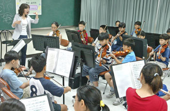 한달에 한번 주5일 수업을 하는 서울 세륜초교 학생들이 토요 휴무일인 지난달 30일 학교에서 오케스트라 연습을 하고 있다. -김미옥기자
