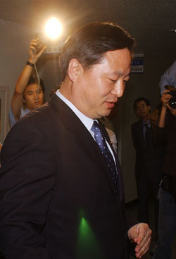 김두관 행자부장관이 3일 오후 국회해임 건의안 통과와 관련 자신의 입장표명을 하기위해 기자 브리핑 룸으로 가고있다.[연합]